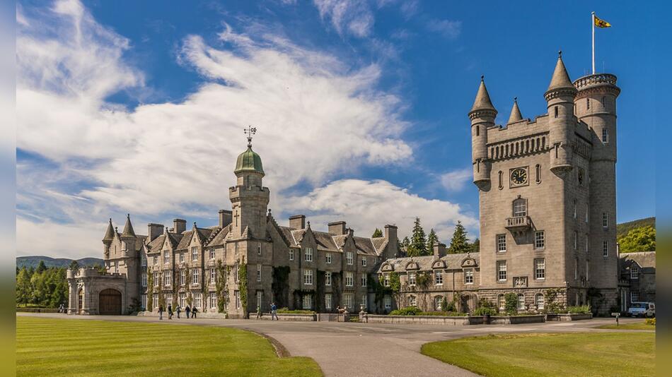 Schloss Balmoral ist seit dem Kauf durch Prinz Albert für Königin Victoria im Jahr 1852 im ...