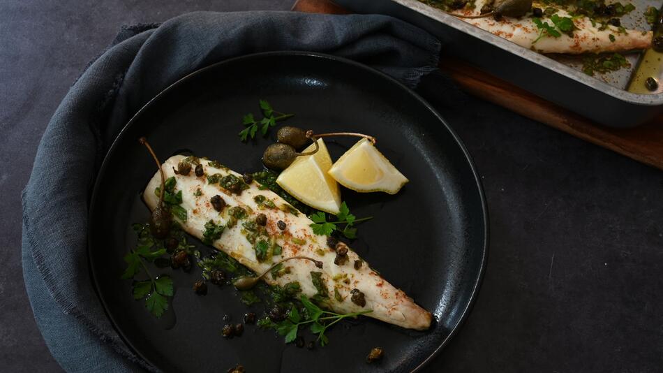 Fisch mit brauner Butter, grüner Salsa und Kapern