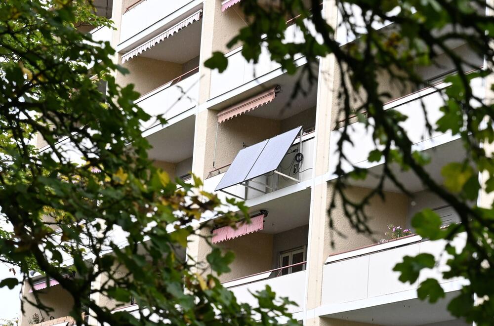 Balkonkraftwerk am Balkon eines Mehrfamilienhauses