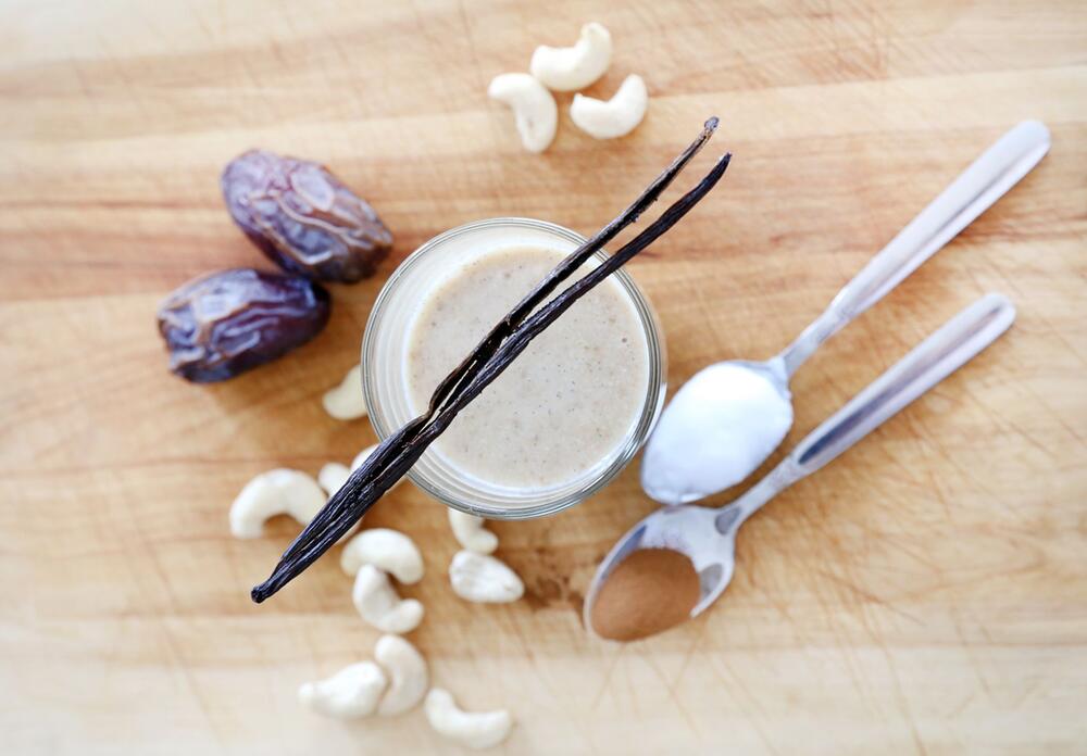 Smoothie aus Cashewnüssen, Datteln, Vanille, Kokosöl und Zimt