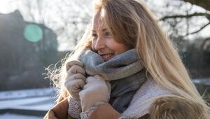 Eine junge Frau geht im Park spazieren