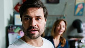 "Unter uns": Paco (l.) beschliesst, Dana mittels eines kleinen Tricks zu helfen.