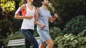 Eine Frau und ein Mann joggen im Park