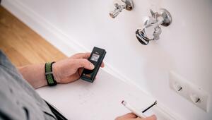 Küchenplaner nimmt Aufmass mit Laser-Entfernungsmessgerät