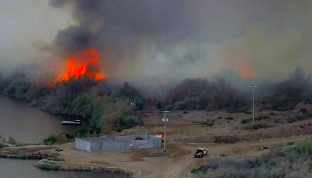 Inferno wütet unkontrolliert: Menschen fliehen vor Buschbrand in Arizona