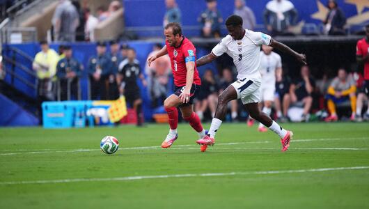 Harry Kane verteidigt den Ball vor Panamas Jose Cordoba.