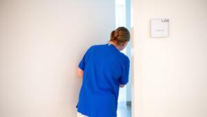 Eine Palliativpflegekraft blickt in ein Zimmer