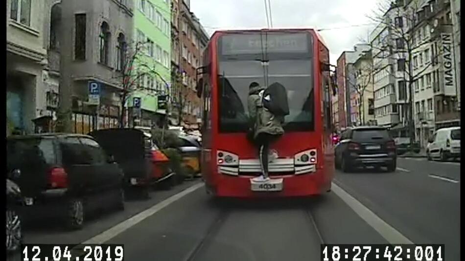 Mann fährt auf der Strassenbahn-Kupplung mit