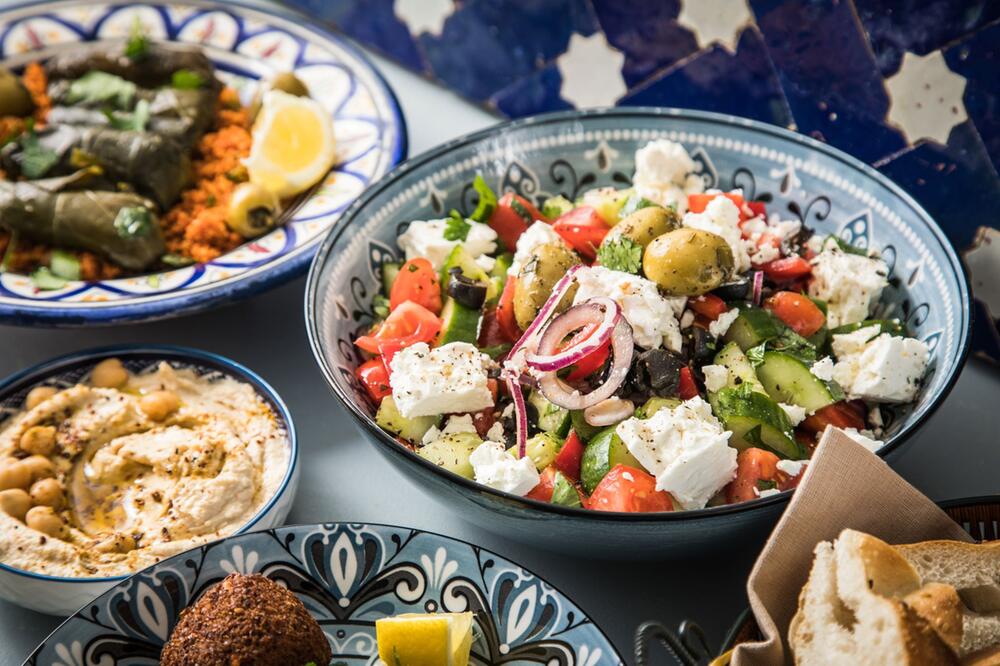 Mediterrane Gerichte stehen auf einem Tisch