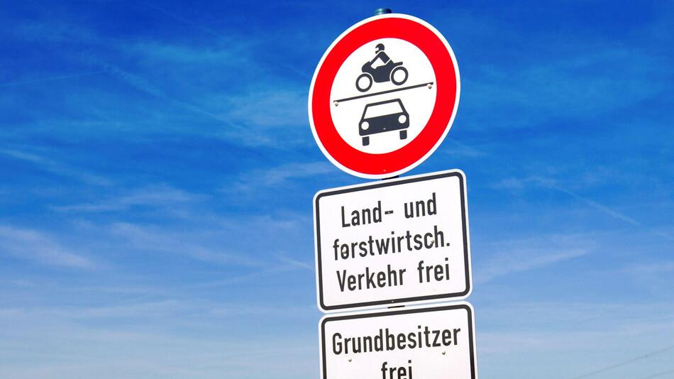 "Land- und forstwirtschaftlicher Verkehr frei" auf einem Schild