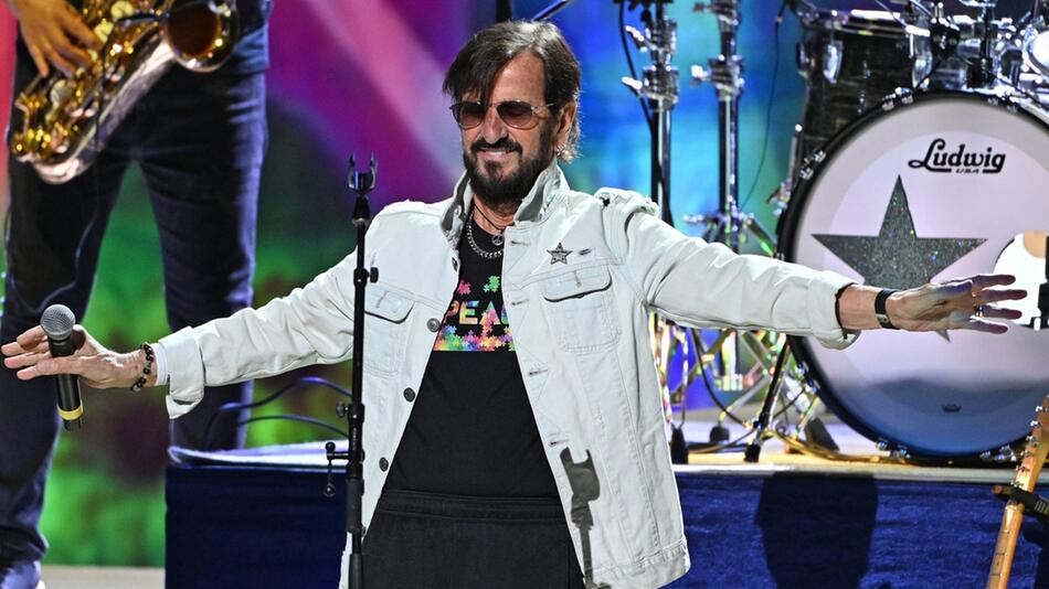 Ringo Starr im Juni 2025 auf der Bühne.