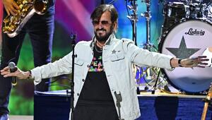 Ringo Starr im Juni 2025 auf der Bühne.