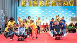 Evelyn Burdecki und Ralf Schumacher zeigen beim "Ferrero Kindertag" vollen Einsatz - und denken ...