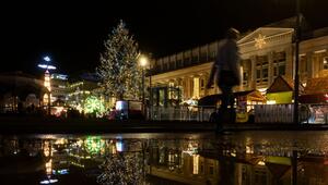 Ein Weihnachtsbaum spiegelt sich in einer Pfütze