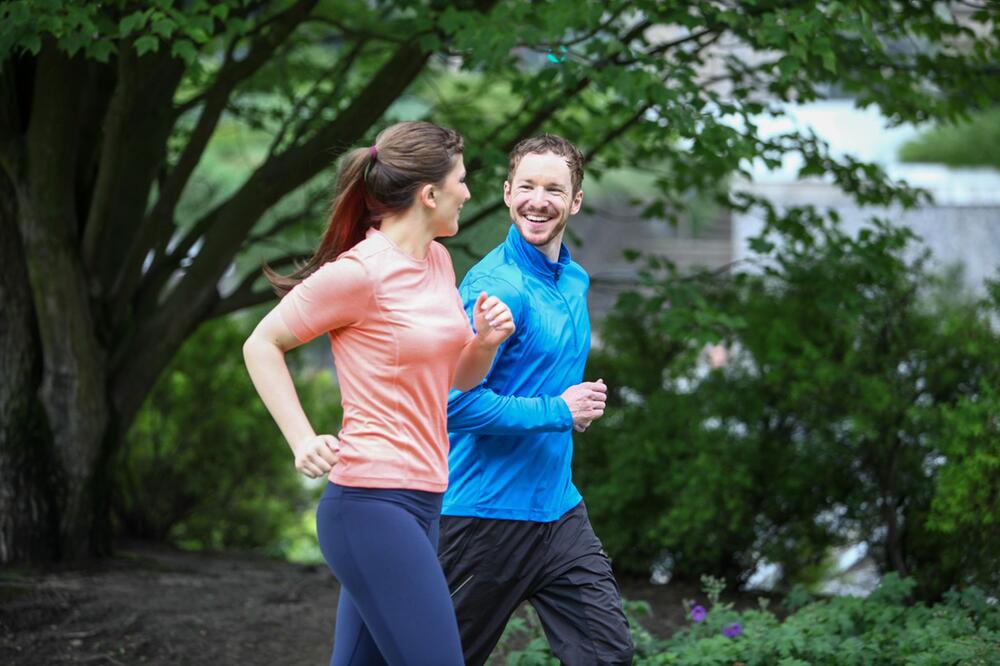 Ein Mann und eine Frau gehen gemeinsam joggen