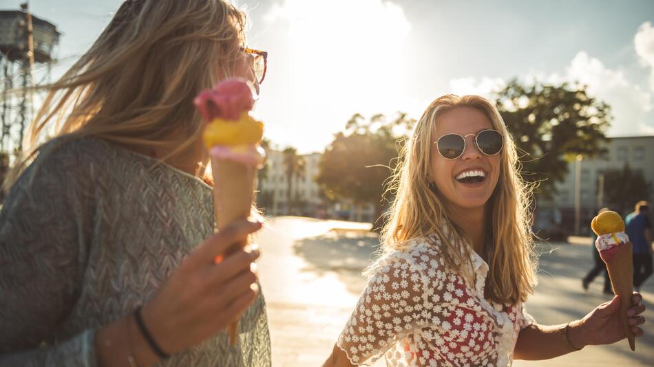 Frauen essen Eis