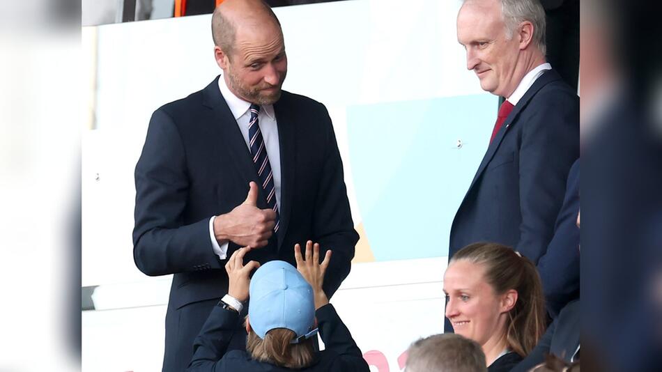 Ganz genau: 4:0 haben die Fussballerinnen aus England im Beisein von Prinz William gegen die ...