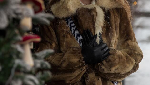 Ohne Handschuhe und einen warmen Mantel geht auf dem Weihnachtsmarkt nichts.