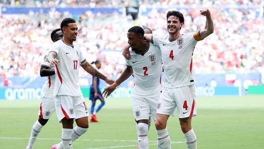 Ezri Konsa (M.) trifft zum 2:0 für England.