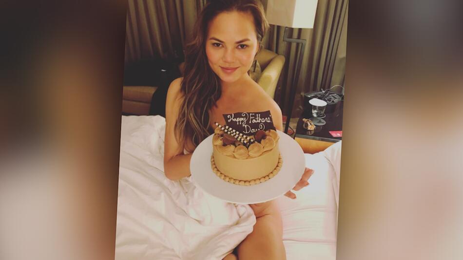 Chrissy Teigen. Sexy Geschenk zum Vatertag.