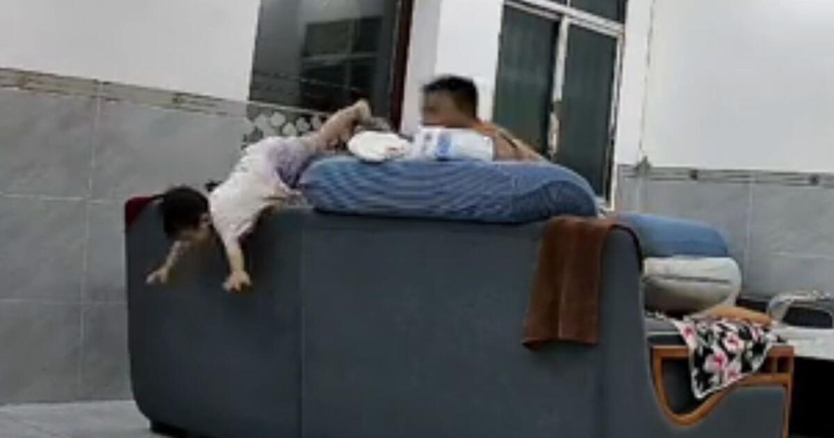 Blitzschneller Reflex: Papa rettet kleine Tochter vor Sturz - Video | GMX.CH