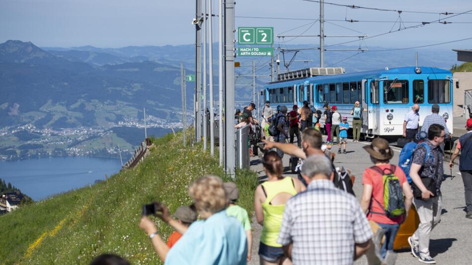 Ausflügler auf Rigi-Kulm im Sommer