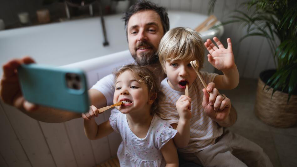 Vater mit Kindern