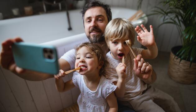 Vater mit Kindern