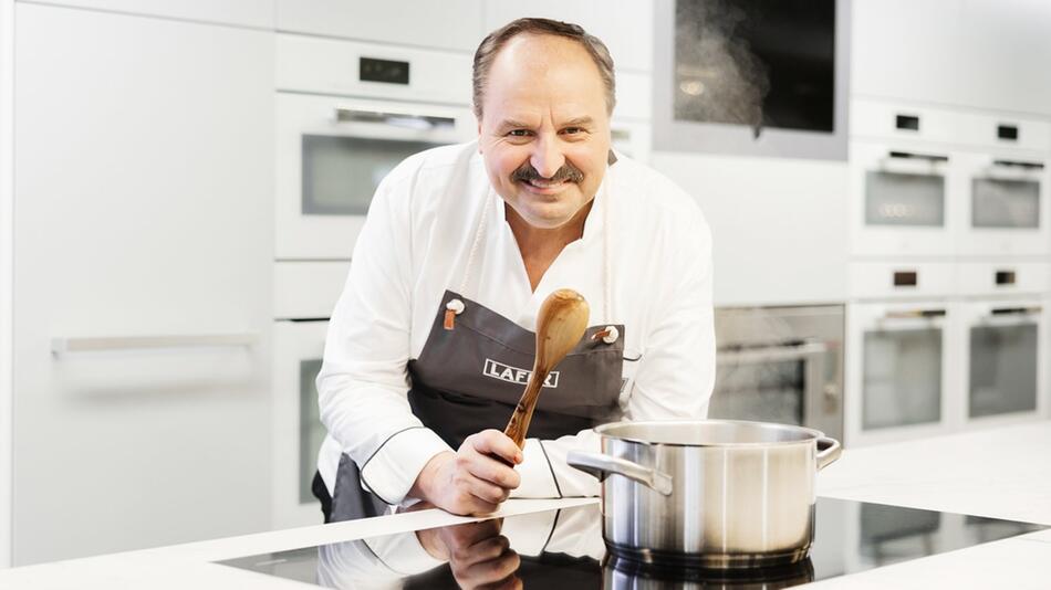 Johann Lafer ist ein Profi am Herd - dieser bleibt für seine Suppenrezepte aber aus.