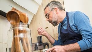 Ein Mann schmeckt ein Gericht ab