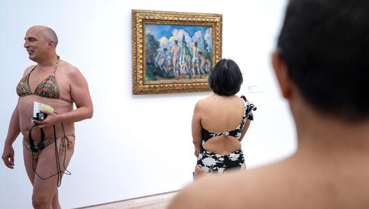Besucher in Badekleidung in der Fondation Beyeler