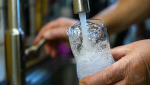 Person füllt Leitungswasser in ein Glas