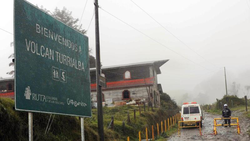 Ein Schild weisst auf den Vulkan Turrialba hin