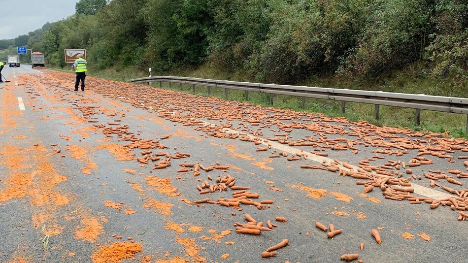 Eine Tonne Möhren landet auf A2