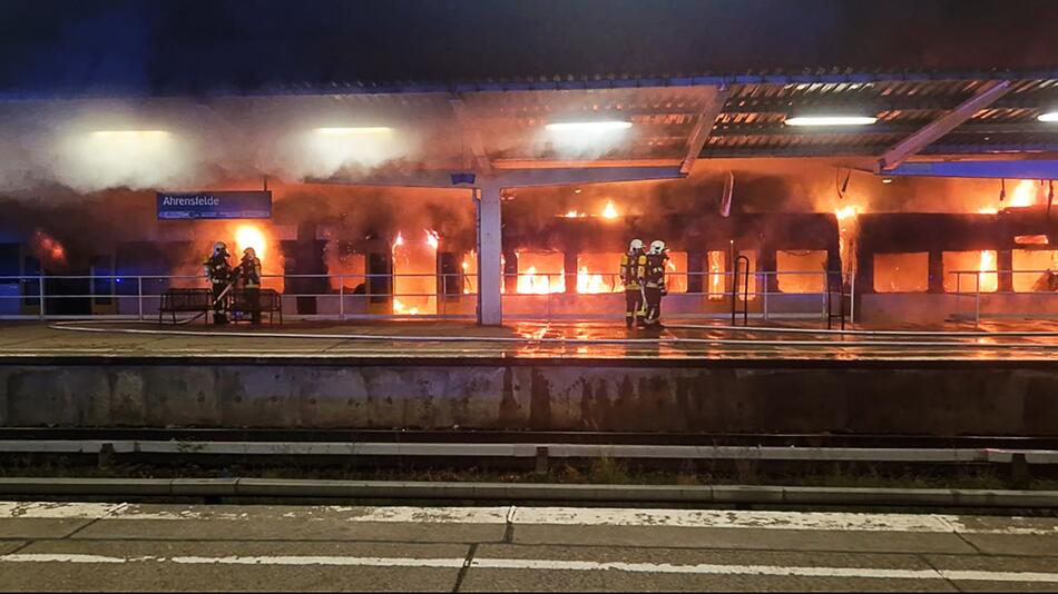 Zug brennt im S-Bahnhof Ahrensfelde