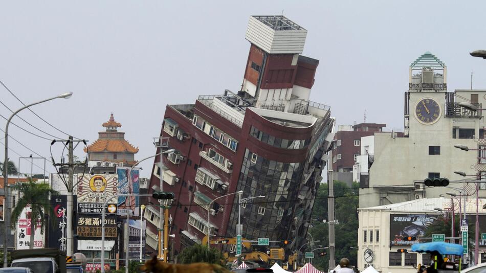 Schweres Erdbeben vor Taiwan