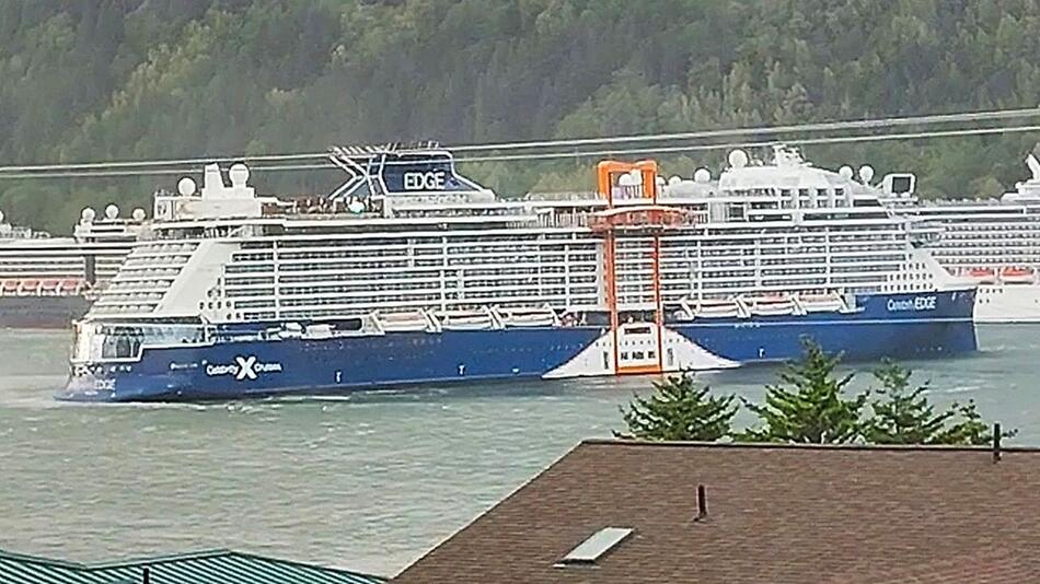 Kreuzfahrtschiff ausser Kontrolle: Sturm treibt Luxusliner vom Hafen weg