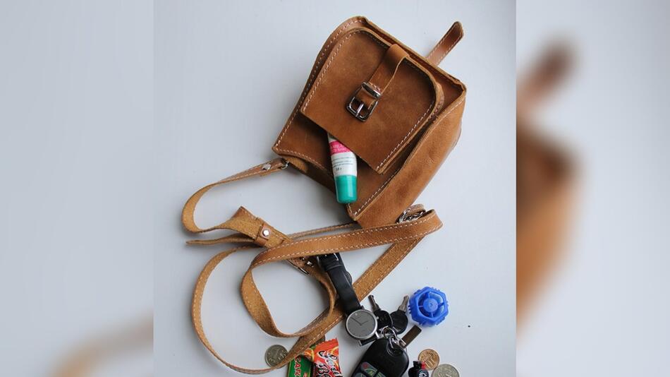 Die Handtasche sollte genug Platz für Essentials bieten - darf aber auch nicht zu gross sein.
