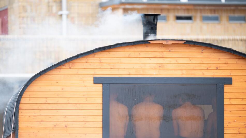 Gäste sitzen in einer Sauna