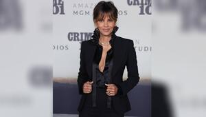 Halle Berry präsentiert ihren Vintage-Verlobungsring.