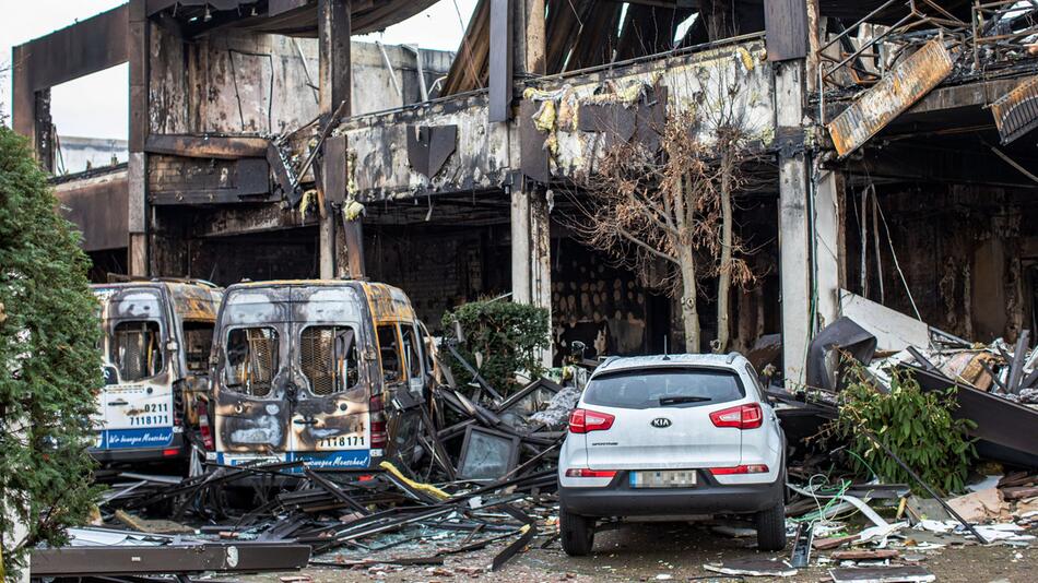 Brand in Düsseldorf - Suche nach Ursache