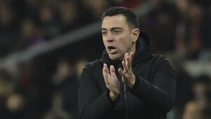 Barcelonas Cheftrainer Xavi Hernandez klatscht Beifall im Heimspiel gegen Osasuna