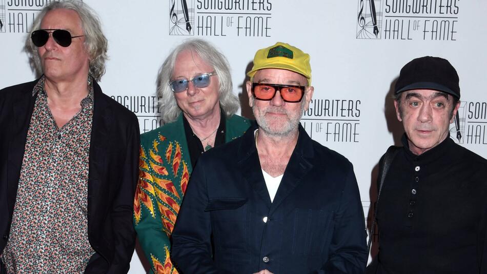 Peter Buck, Mike Mills, Michael Stipe und Bill Berry (v.l.n.r.) beim Event zur Aufnahme in die ...