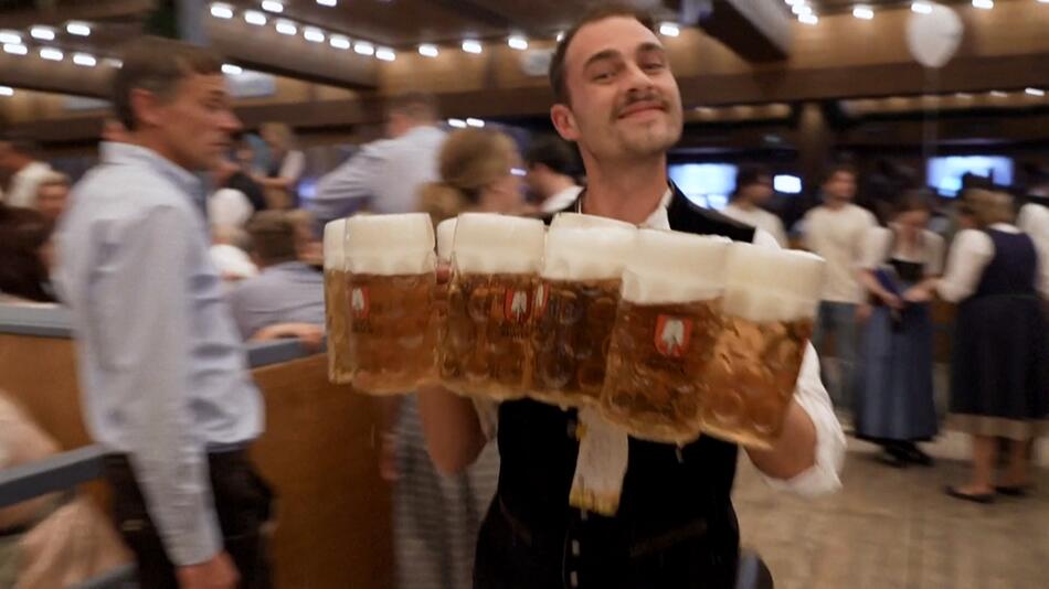 KORREKTUR! Oktoberfest 2024: So viel zahlt man für eine Mass Bier oder ein halbes Hendl