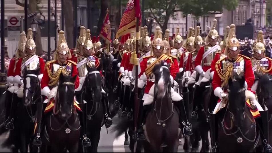 Royals und Reiter: Militärparade macht Auftakt im Weltkriegsgedenken
