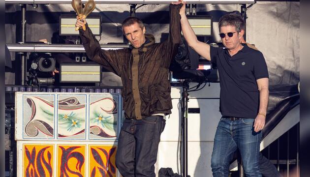 Darauf hat Manchester 16 Jahre gewartet: Liam und Noel Gallagher wieder gemeinsam auf der Bühne.