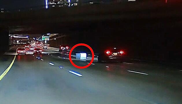 Nachtfahrt mit Hindernis: Fahrer kracht auf Highway 75 in Container