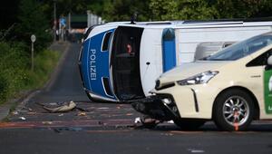 Unfall mit Taxi und Polizei-Kleinbus - acht Verletzte