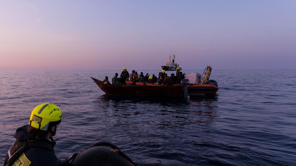 Zivile Helfer retten Menschen aus Seenot im Mittelmeer