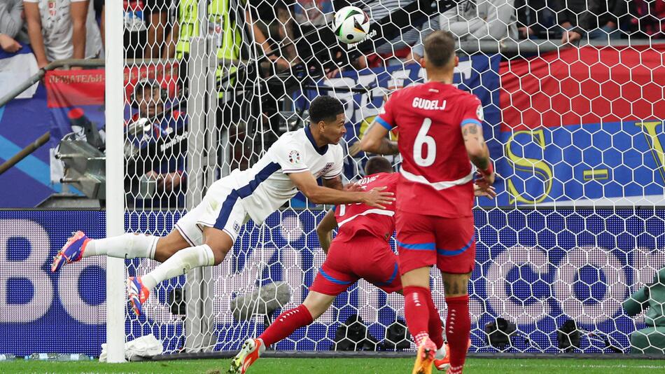 Englands Jude Bellingham trifft per Flugkopfball in Gelsenkirchen gegen Serbien